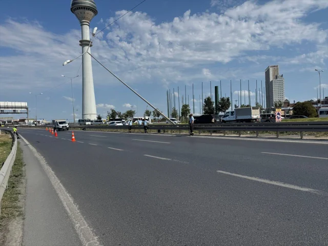 Büyükçekmece'deki Fırtına Şiddetiyle Aydınlatma Direği Yere Devrildi