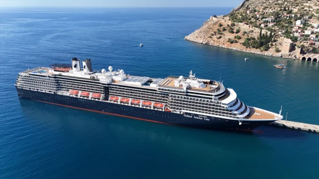 Oosterdam Kruvaziyeri Alanya'yı Coşturdu: Turist Akını Başladı