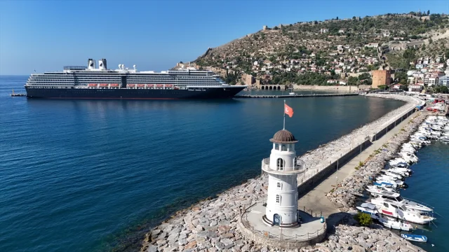 Oosterdam Kruvaziyeri Alanya'yı Coşturdu: Turist Akını Başladı