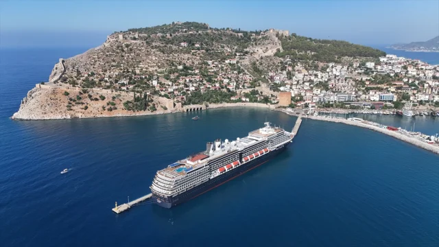 Oosterdam Kruvaziyeri Alanya'yı Coşturdu: Turist Akını Başladı