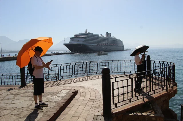 Oosterdam Kruvaziyeri Alanya'yı Coşturdu: Turist Akını Başladı