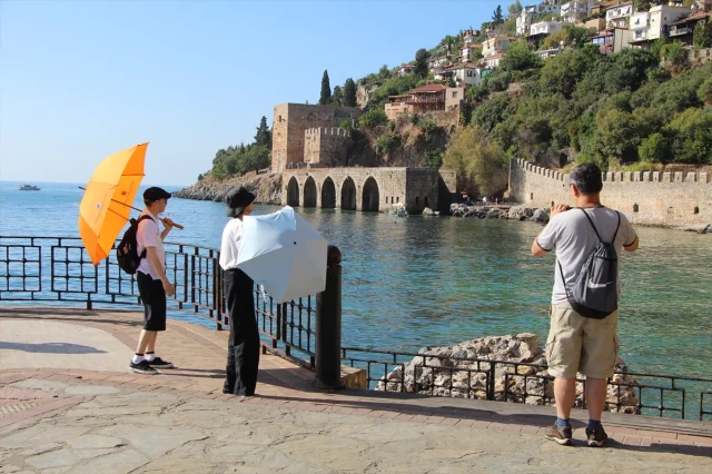 Oosterdam Kruvaziyeri Alanya'yı Coşturdu: Turist Akını Başladı