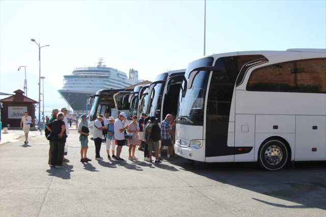 Oosterdam Kruvaziyeri Alanya'yı Coşturdu: Turist Akını Başladı