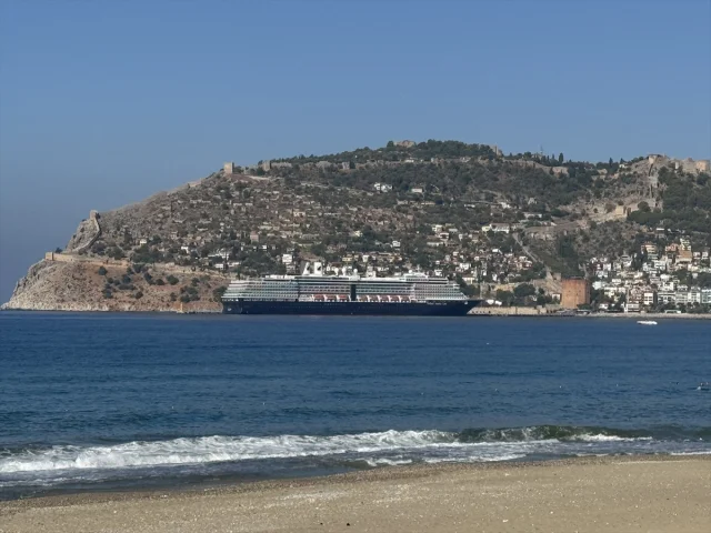 Oosterdam Kruvaziyeri Alanya'yı Coşturdu: Turist Akını Başladı