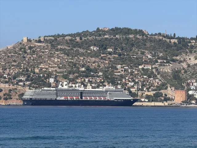Oosterdam Kruvaziyeri Alanya'yı Coşturdu: Turist Akını Başladı