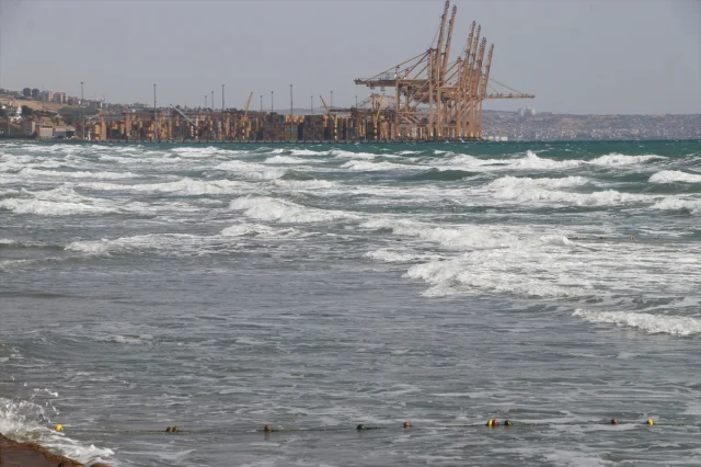 Poyraz Fırtınası Tekirdağ'da Etkisini Sürdürüyor: Deniz Ulaşımında Büyük Aksama