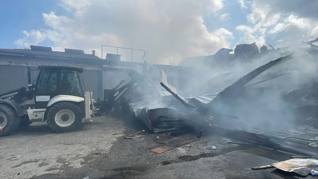 Trabzon’da Mobilya Atölyesinde Alevler Kontrol Altına Alınmaya Çalışılıyor