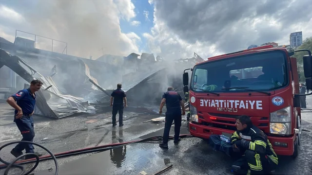 Trabzon’da Mobilya Atölyesinde Alevler Kontrol Altına Alınmaya Çalışılıyor