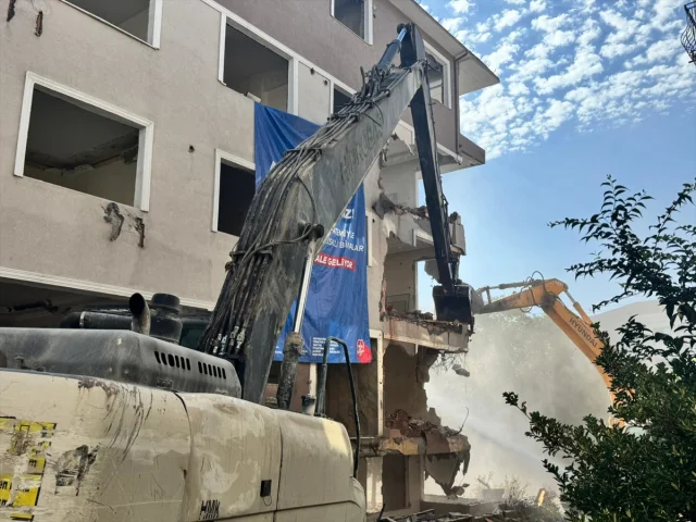 Bakırköy'de Çarpıcı Yıkım: Kentsel Dönüşümle Yeni Bir Başlangıç