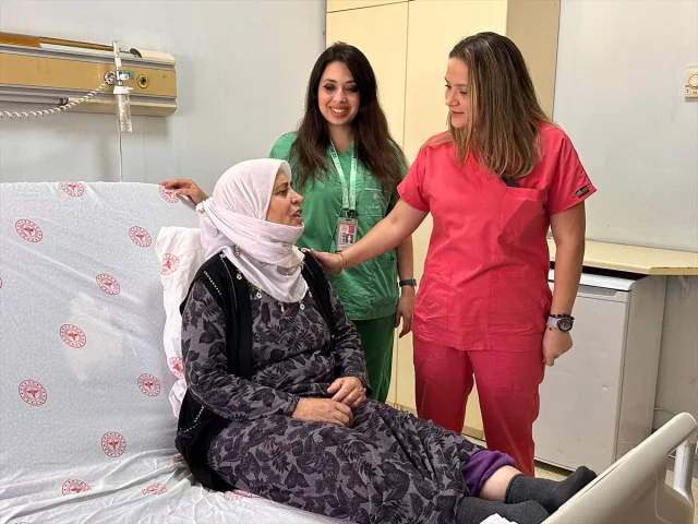 Van'da İnanılmaz Ameliyat 60 Yaşındaki Kadının Göğsünden Dev Kitle Çıkarıldı