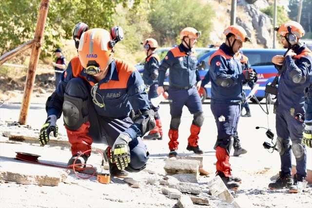 Antalya'da Gerçekçi Deprem Tatbikatı Hayat Kurtarıyor