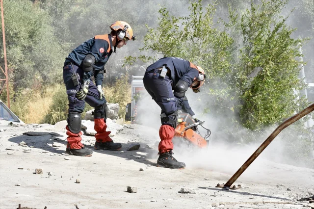 Antalya'da Gerçekçi Deprem Tatbikatı Hayat Kurtarıyor