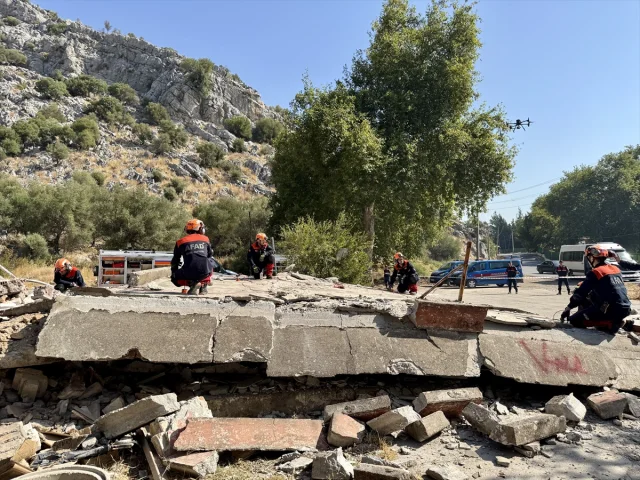 Antalya'da Gerçekçi Deprem Tatbikatı Hayat Kurtarıyor