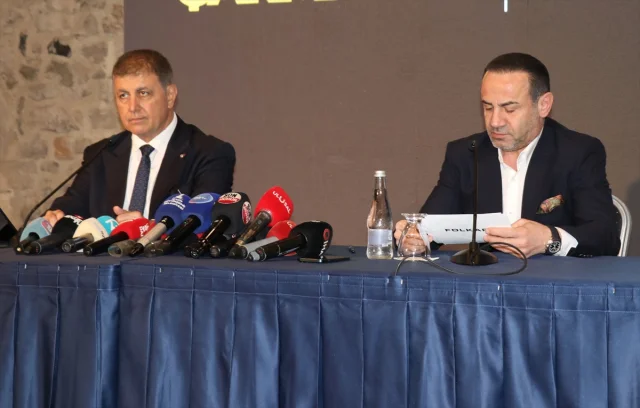 Refik Anadol'un Çarpıcı Dijital Eserleri ve Atatürk'ün Anıları İzmir'de Buluşuyor