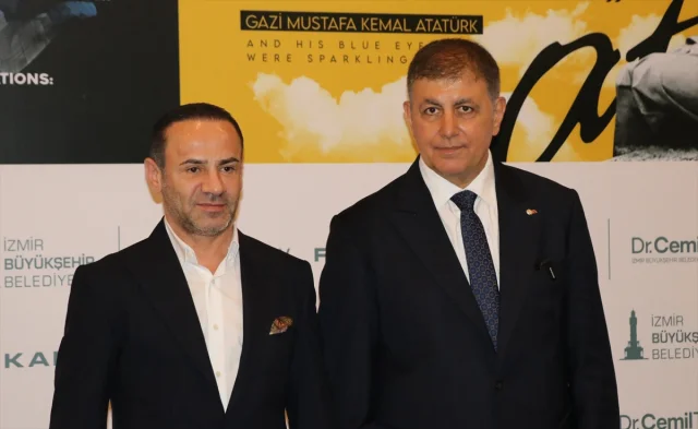 Refik Anadol'un Çarpıcı Dijital Eserleri ve Atatürk'ün Anıları İzmir'de Buluşuyor