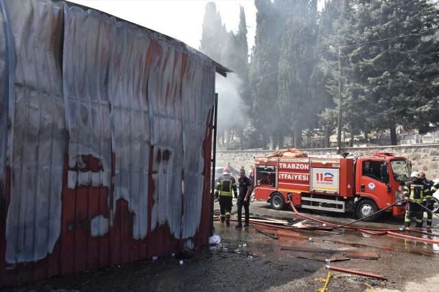 Trabzon’da Mobilya Atölyesinde Alevler Kontrol Altına Alınmaya Çalışılıyor