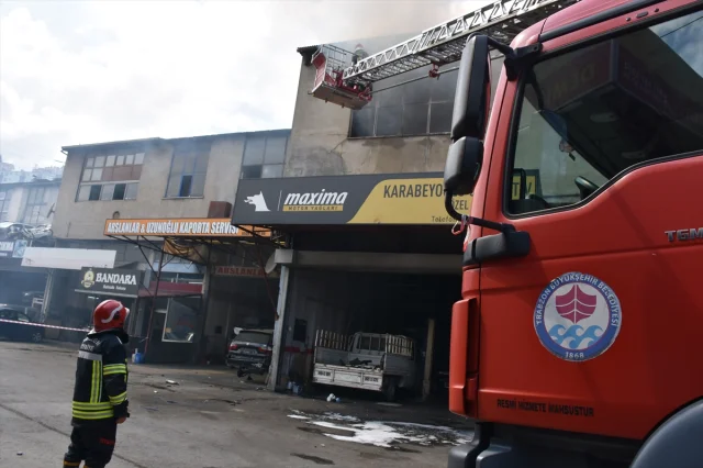 Trabzon’da Mobilya Atölyesinde Alevler Kontrol Altına Alınmaya Çalışılıyor