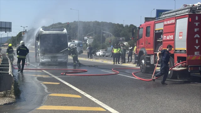 Bolu'da Yanan Midibüs Heyecan Yarattı: İtfaiyenin Hızlı Müda...
