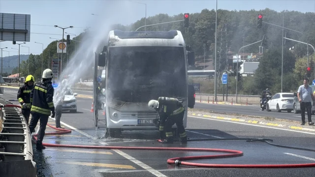 Bolu'da Yanan Midibüs Heyecan Yarattı: İtfaiyenin Hızlı Müdahalesi