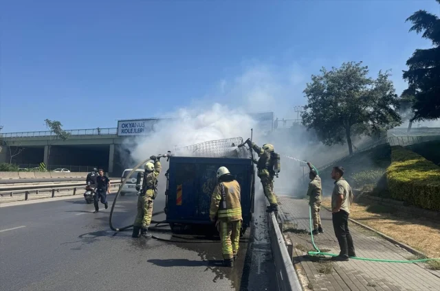Kadıköy'de Alevler İçinde Kalan Kamyonet: Trafikte Kaos
