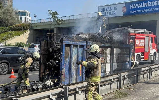 Kadıköy'de Alevler İçinde Kalan Kamyonet: Trafikte Kaos