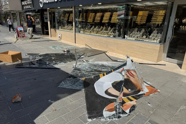 İstanbul'da Fırtına Alarmı: Şiddetli Rüzgar Hayatı Durdurdu