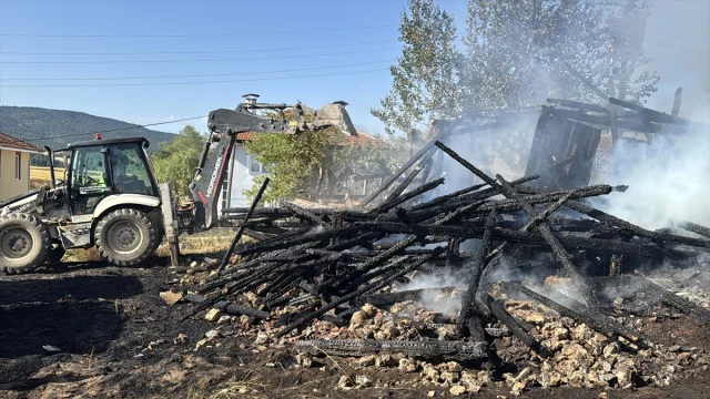 Bolu'da Korkutan Yangın Ahşap Evi Küle Çevirdi