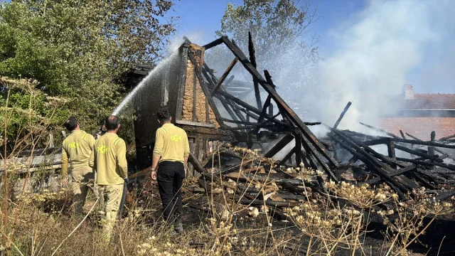 Bolu'da Korkutan Yangın Ahşap Evi Küle Çevirdi