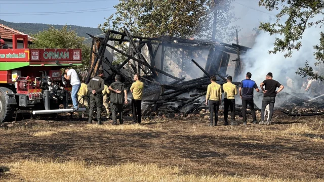 Bolu'da Korkutan Yangın Ahşap Evi Küle Çevirdi