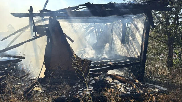 Bolu'da Korkutan Yangın Ahşap Evi Küle Çevirdi