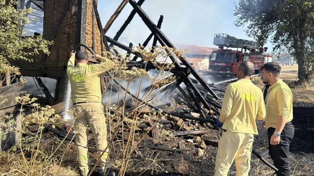 Bolu'da Korkutan Yangın Ahşap Evi Küle Çevirdi