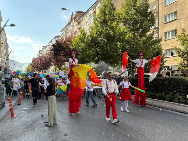 Çankırı'nın Tuz Festivali Başladı: Renkli Görüntüler ve Halk Oyunları Eşliğinde Açılış