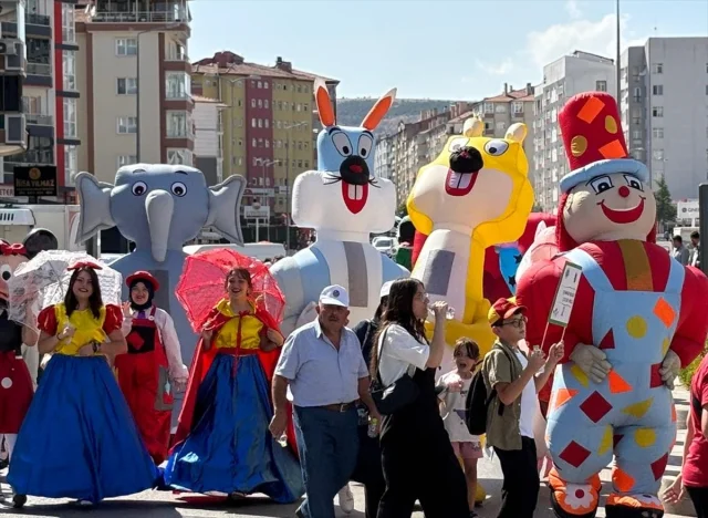 Çankırı'nın Tuz Festivali Başladı: Renkli Görüntüler ve Halk Oyunları Eşliğinde Açılış