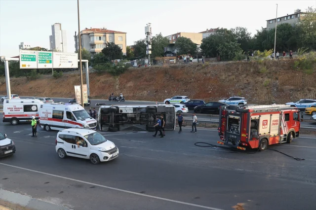 İstanbul'un Yoğun Trafiğinde Servis Kazası Gergin Anlar Yara...