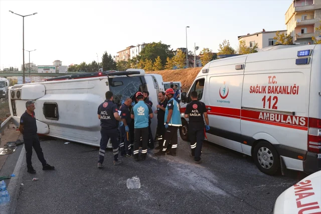 İstanbul'un Yoğun Trafiğinde Servis Kazası Gergin Anlar Yarattı