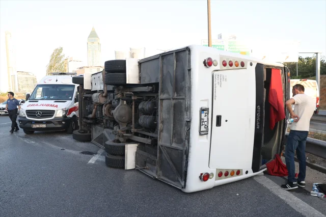 İstanbul'un Yoğun Trafiğinde Servis Kazası Gergin Anlar Yarattı