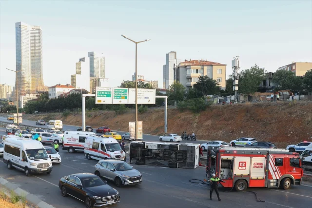 İstanbul'un Yoğun Trafiğinde Servis Kazası Gergin Anlar Yarattı