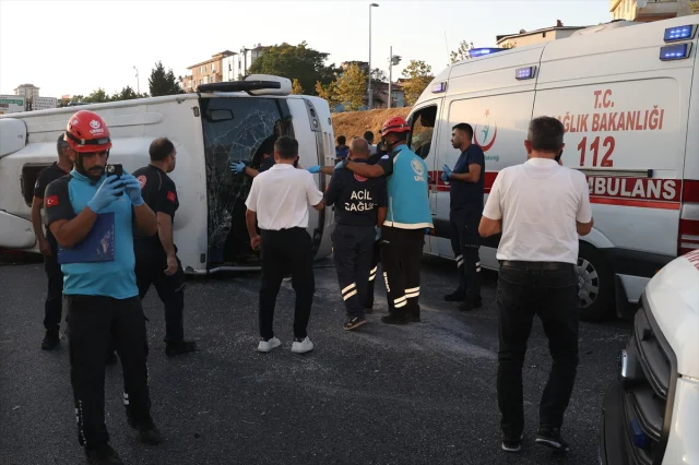 İstanbul'un Yoğun Trafiğinde Servis Kazası Gergin Anlar Yarattı