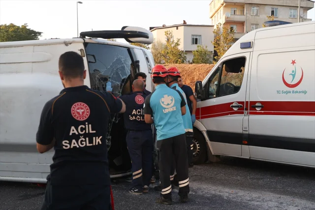 İstanbul'un Yoğun Trafiğinde Servis Kazası Gergin Anlar Yarattı