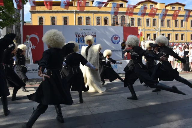 Trabzon'da Dünya Barışına Horonlu Çağrı