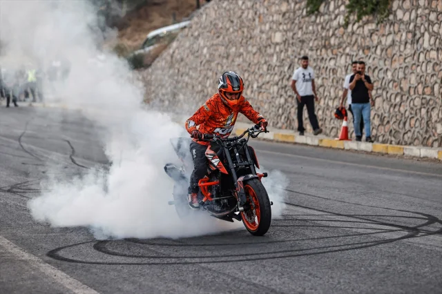 Adrenalin Dolu Anlar Tunceli'de Motosiklet Akrobasi Gösterisi Nefes Kesti
