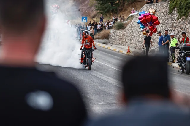 Adrenalin Dolu Anlar Tunceli'de Motosiklet Akrobasi Gösterisi Nefes Kesti