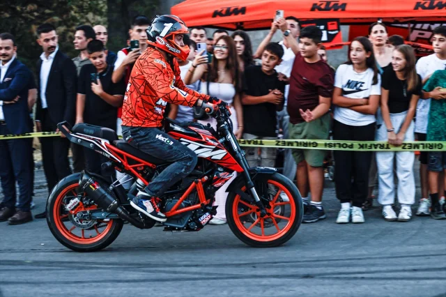 Adrenalin Dolu Anlar Tunceli'de Motosiklet Akrobasi Gösterisi Nefes Kesti