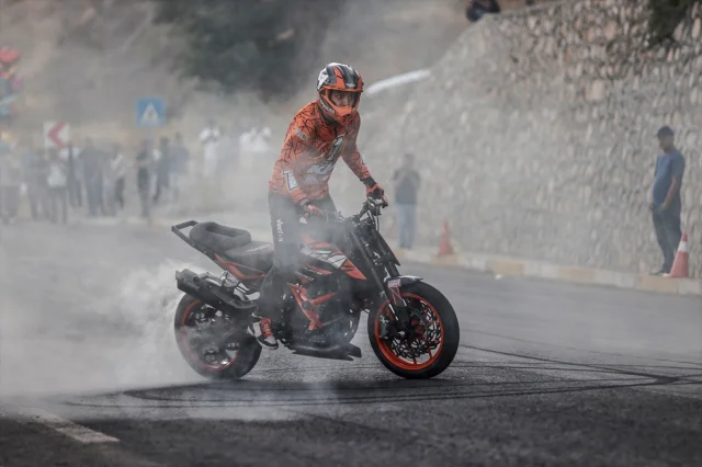 Adrenalin Dolu Anlar Tunceli'de Motosiklet Akrobasi Gösterisi Nefes Kesti