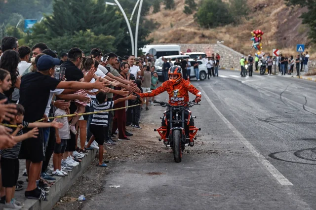 Adrenalin Dolu Anlar Tunceli'de Motosiklet Akrobasi Gösterisi Nefes Kesti
