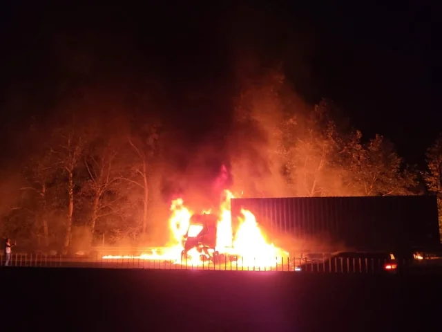 Adana'da Oto Park Alanında Büyük Yangın Tehlikesi