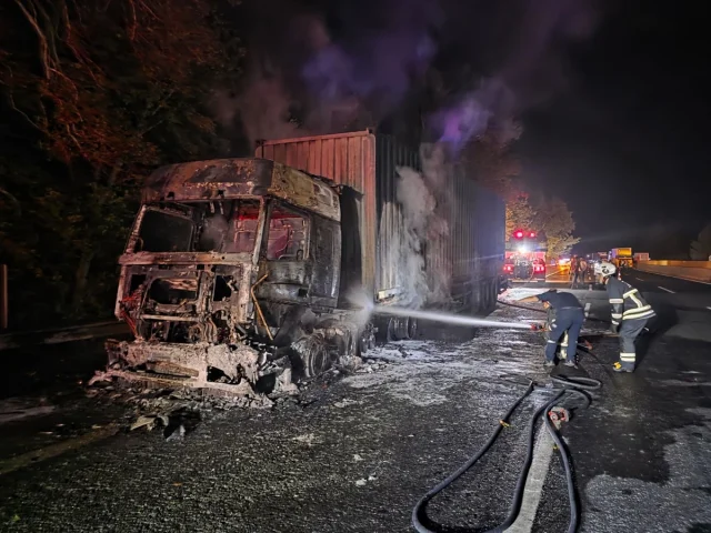 Adana'da Oto Park Alanında Büyük Yangın Tehlikesi
