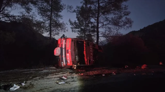 Antalya'da Arazöz Kazası Korkuttu: 2 Yaralı Var