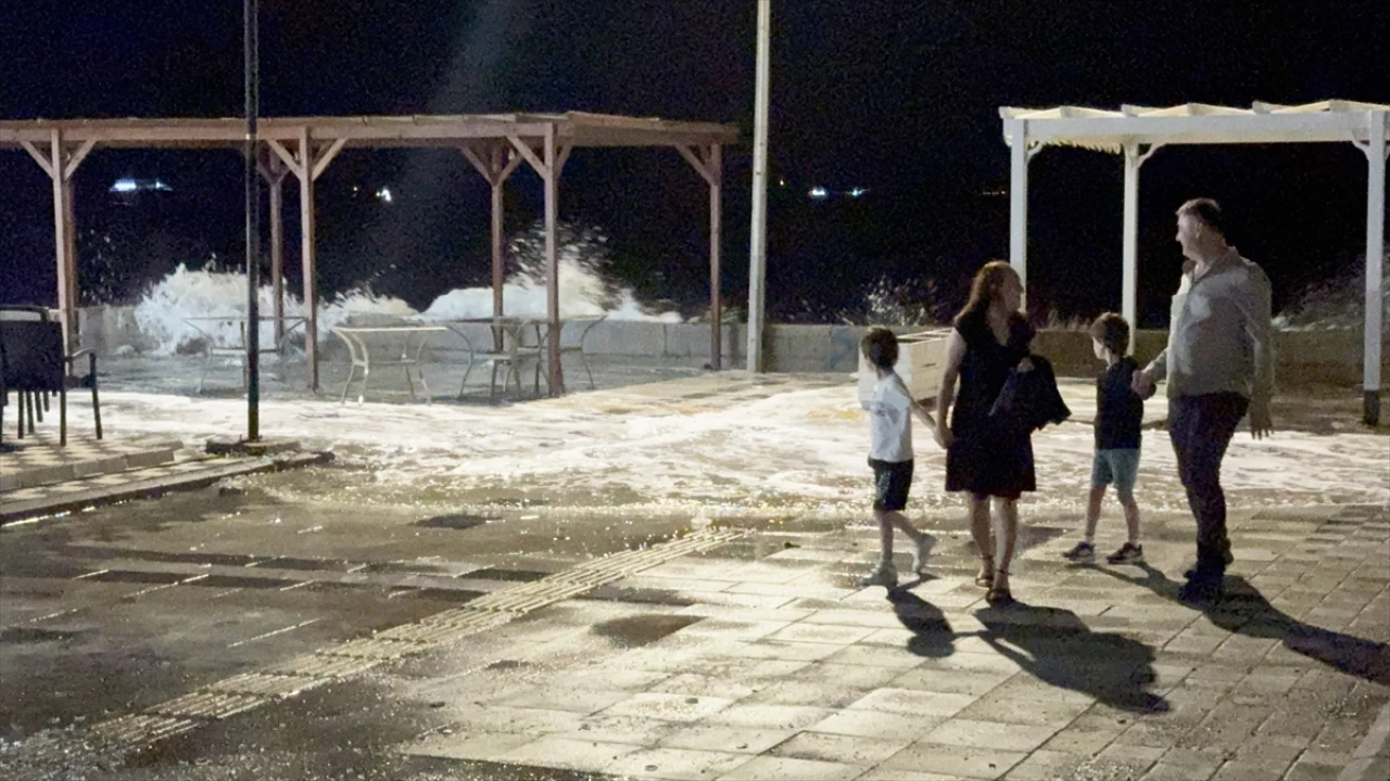 Tekirdağ Kıyılarında Poyraz Fırtınası Yürüyüş Yollarını Vurdu