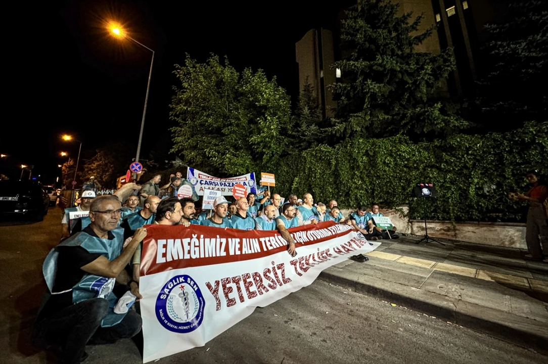 Sağlık Çalışanlarından Bakanlık Önünde Çarpıcı Eylem